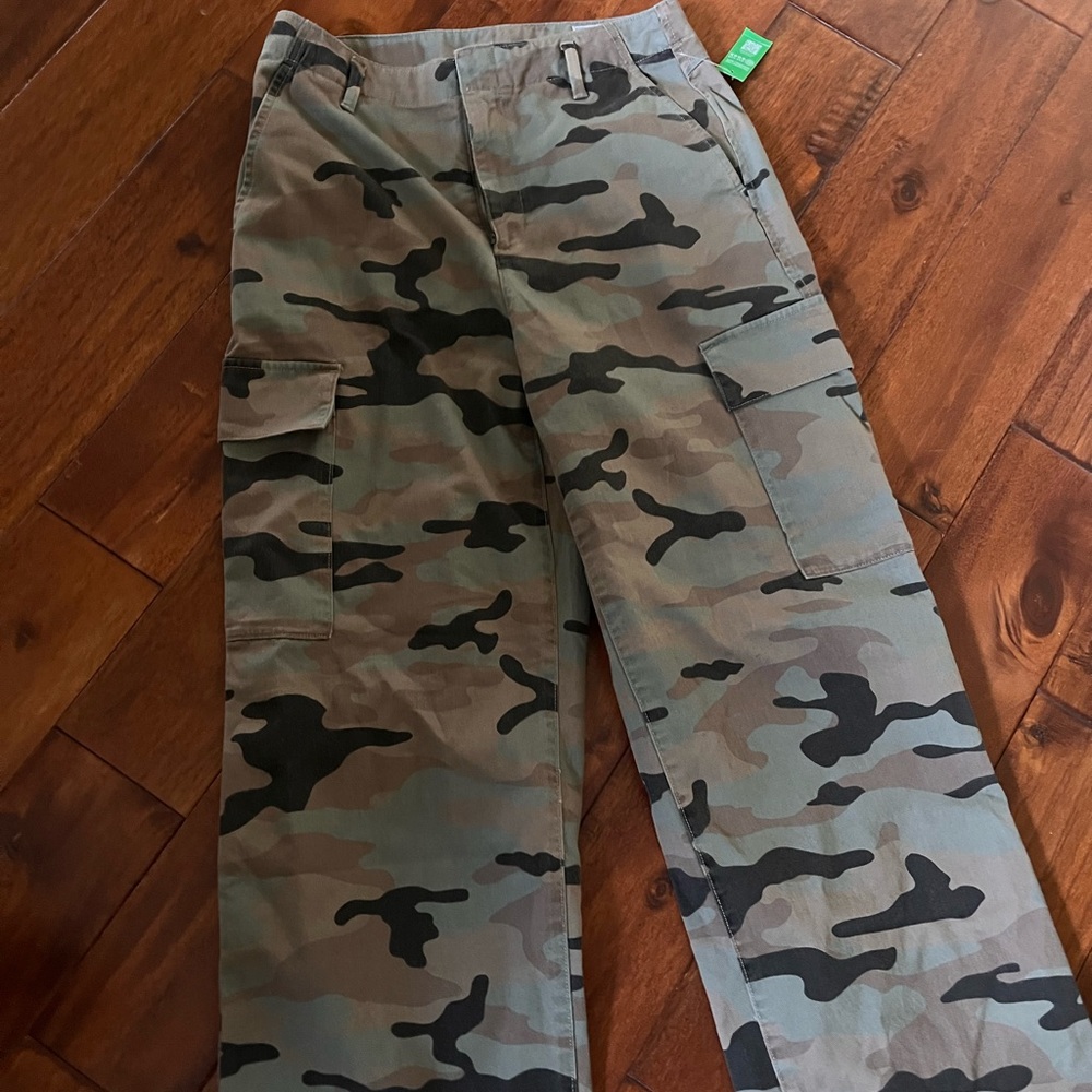 Women’s gap camo cargo pants. Size 6 new with tags